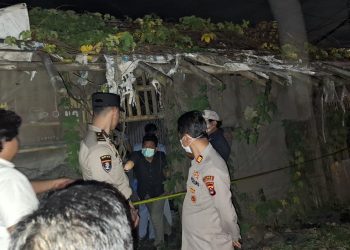 Personil Polsek Cikande evakuasi penemuan mayat pria digubuk kosong di Cikande. dok. (Humas)