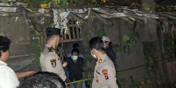 Personil Polsek Cikande evakuasi penemuan mayat pria digubuk kosong di Cikande. dok. (Humas)