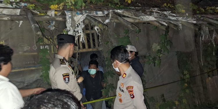 Personil Polsek Cikande evakuasi penemuan mayat pria digubuk kosong di Cikande. dok. (Humas)