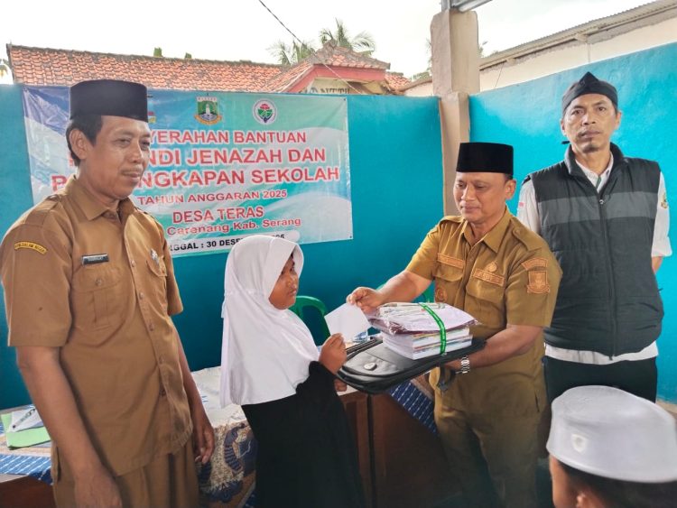 Kepala Desa Ata Sumarta menyalurkan bantuan perlengkapan sekolah secara simbolis. Dok (Nurlan)