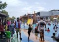 Pengunjung dari berbagai daerah memadati wahana Binuang Waterpark. Dok (Nurlan)