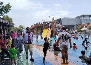 Pengunjung dari berbagai daerah memadati wahana Binuang Waterpark. Dok (Nurlan)