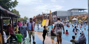 Pengunjung dari berbagai daerah memadati wahana Binuang Waterpark. Dok (Nurlan)