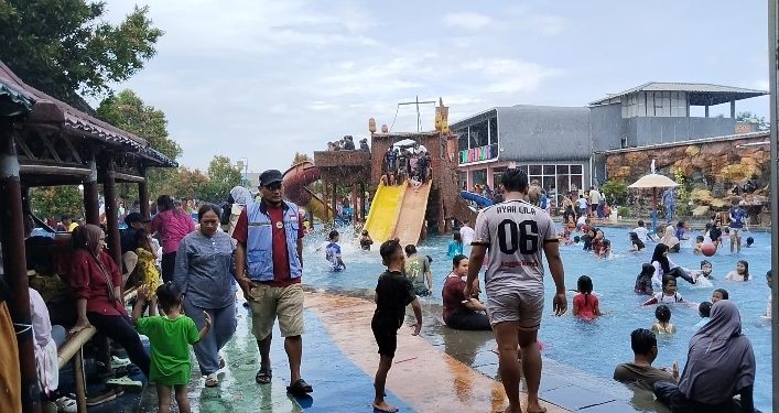 Pengunjung dari berbagai daerah memadati wahana Binuang Waterpark. Dok (Nurlan)