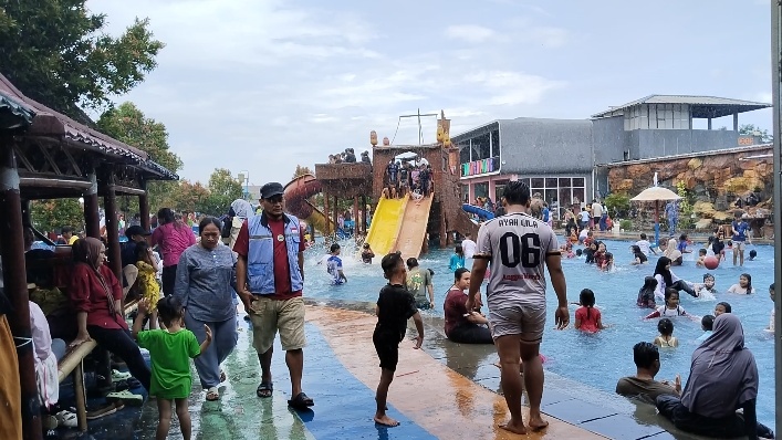 Pengunjung dari berbagai daerah memadati wahana Binuang Waterpark. Dok (Nurlan)
