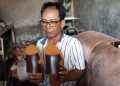 Perajin sendal rumahan asal Carenang, Herman Maryono. Dok. (Nurlan)