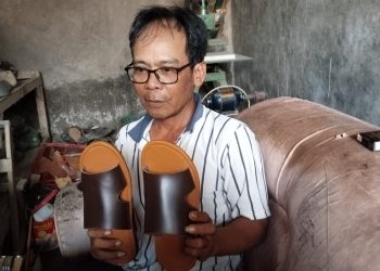 Perajin sendal rumahan asal Carenang, Herman Maryono. Dok. (Nurlan)