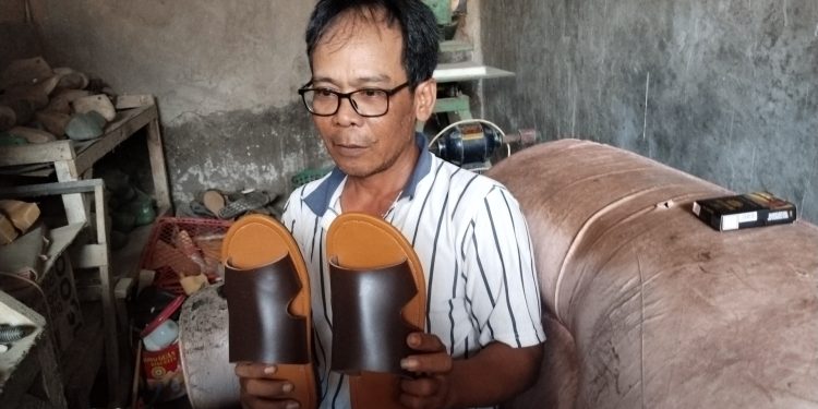Perajin sendal rumahan asal Carenang, Herman Maryono. Dok. (Nurlan)