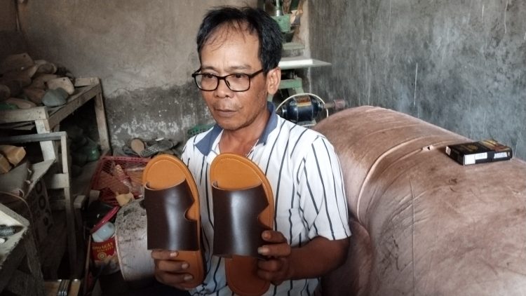 Perajin sendal rumahan asal Carenang, Herman Maryono. Dok. (Nurlan)