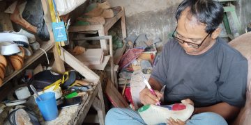 Herman Maryono Perajin sandal dan sepatu asal carenang. Dok. Nurlan