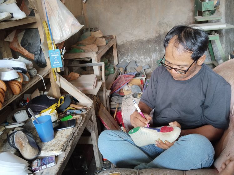 Herman Maryono Perajin sandal dan sepatu asal carenang. Dok. Nurlan
