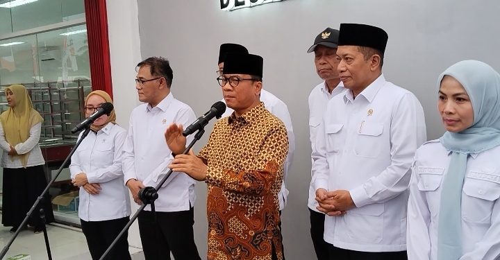 Menteri Desa dan Pembangunan Daerah Tertinggal Yandri Susanto saat Konferensi Pers di Serang usai tinjau KDMP Ranjeng. Dok. (Nurlan)