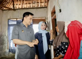 Bupati Serang Ratu Zakiyah dampingi Wagub Banten Dimyati Natakusumah saat tinjau rumah nenek Asikah di Pabuaran Kabupaten Serang. Dok. (Ist)
