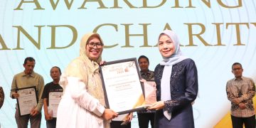 Bupati Serang Ratu Zakiyah mendapat penghargaan Ekbispar Award 2026. Sebagai Kepala Daerah Inovatif program perijinan bagi investor. Dok. (Kominfo)