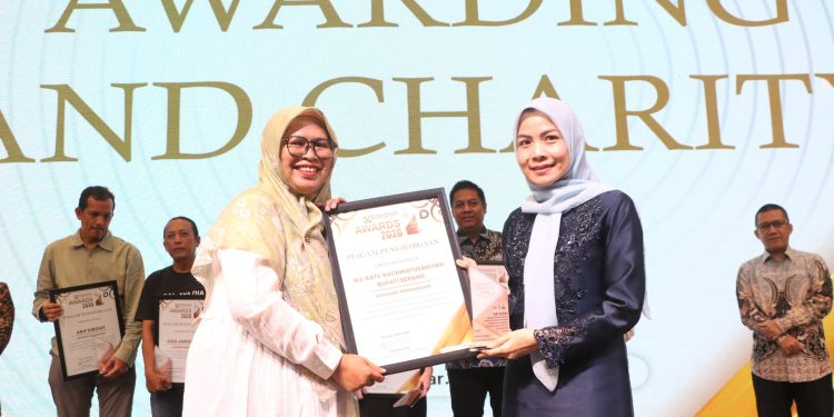 Bupati Serang Ratu Zakiyah mendapat penghargaan Ekbispar Award 2026. Sebagai Kepala Daerah Inovatif program perijinan bagi investor. Dok. (Kominfo)