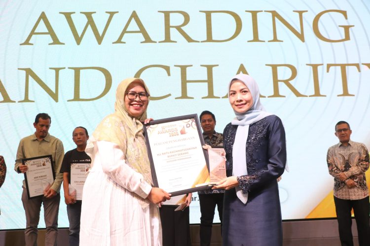 Bupati Serang Ratu Zakiyah mendapat penghargaan Ekbispar Award 2026. Sebagai Kepala Daerah Inovatif program perijinan bagi investor. Dok. (Kominfo)