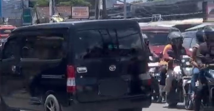 Jalan di kawasan pantai Anyer terjadi kemacetan pada libur liburan. Dok. (Ist)