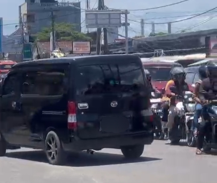 Jalan di kawasan pantai Anyer terjadi kemacetan pada libur liburan. Dok. (Ist)