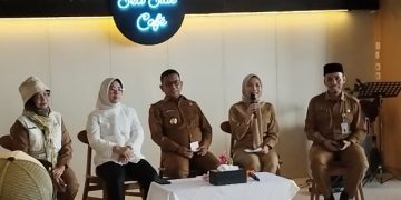 Gubernur Banten Andra Soni dan Bupati Serang Ratu Zakiyah bahas kesiapan wisata pantai anyer. Dok. (Nurlan)