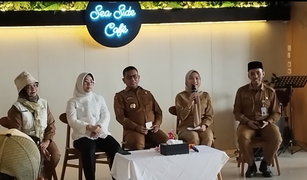 Gubernur Banten Andra Soni dan Bupati Serang Ratu Zakiyah bahas kesiapan wisata pantai anyer. Dok. (Nurlan)