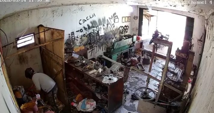 Rekaman vidio CCTV memperlihatkan aksi pencurian yang terjadi di sebuah bengkel bubut di wilayah Kecamatan Tanara. Dok. (Ist)