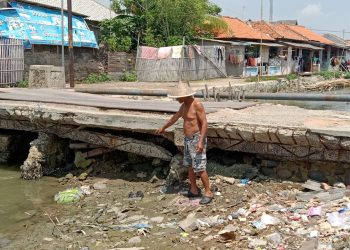 Kondisi Jembatan Kali Peng di Desa Lontar Tirtayasa Kabupaten Serang Hampir Ambruk. Dok. (Ist)