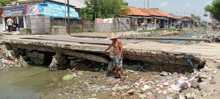 Kondisi Jembatan Kali Peng di Desa Lontar Tirtayasa Kabupaten Serang Hampir Ambruk. Dok. (Ist)