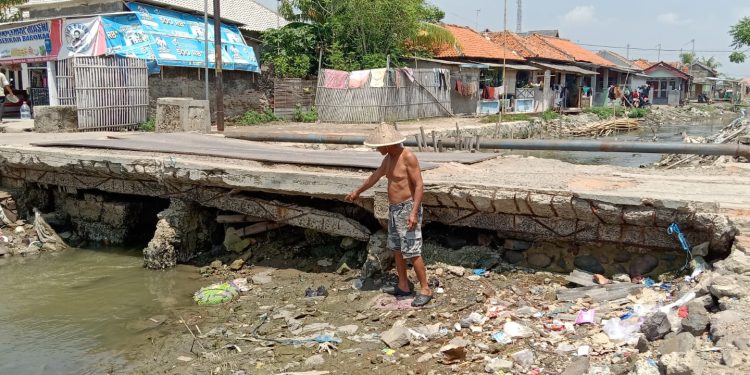 Kondisi Jembatan Kali Peng di Desa Lontar Tirtayasa Kabupaten Serang Hampir Ambruk. Dok. (Ist)
