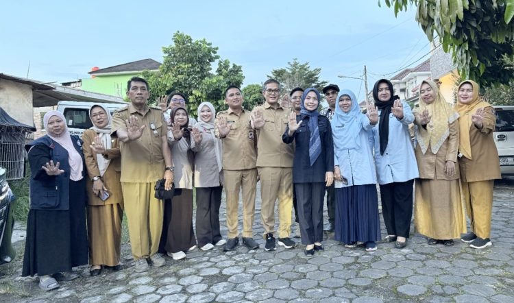 Bupati Serang Ratu Rachamatuzakiyah dan Dinas DKBPPPA kunjungi korban pelecehan di warung kurung. Dok. (Ist)