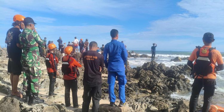 Tim SAR lakukan pencarian terhadap korban WNA Asal China yang terseret ombak di pantai Cibobos. Dok (ist)