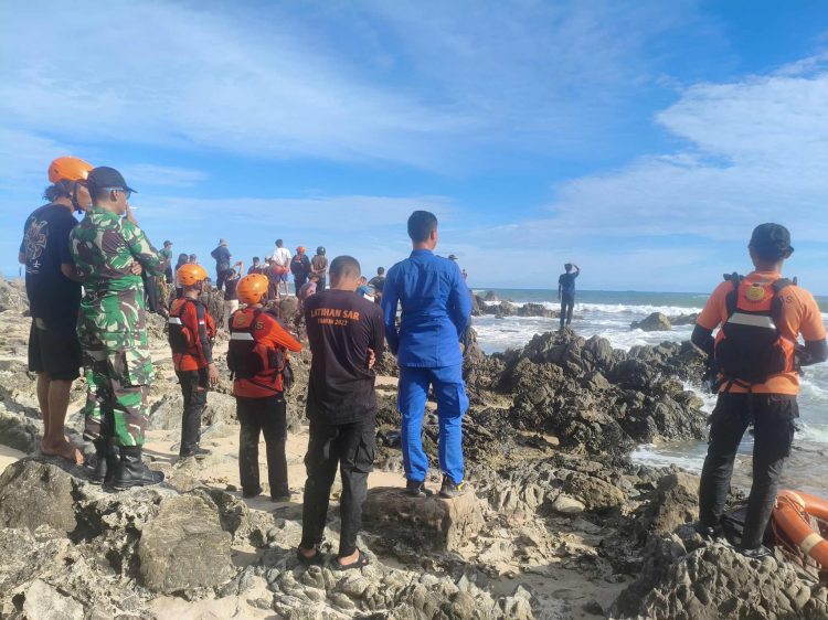 Tim SAR lakukan pencarian terhadap korban WNA Asal China yang terseret ombak di pantai Cibobos. Dok (ist)