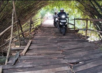Kondisi jembatan mekarsari carenang yang rapuh hingga puluhan tahun. Dok. (Nurlan)