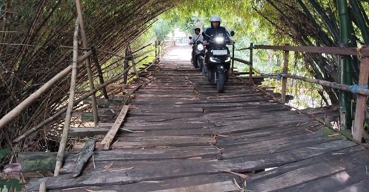 Kondisi jembatan mekarsari carenang yang rapuh hingga puluhan tahun. Dok. (Nurlan)