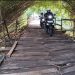 Kondisi jembatan mekarsari carenang yang rapuh hingga puluhan tahun. Dok. (Nurlan)