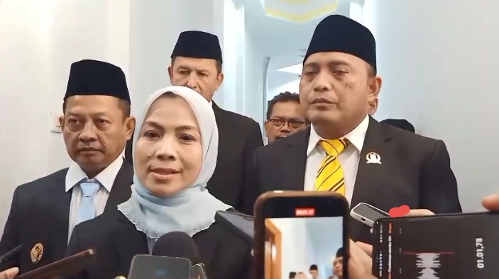 Bupati Serang Ratu Rachamtuzakiyah saat diwawancarai wartawan usai Rapat LKPJ di gedung DPRD Kabupaten Serang. Dok. (Nurlan)