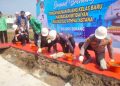 Kapolres Serang Andi Kurniawan melakukan peletakan batu pertama RKB MI Raudhatul Athfal Astana Carenang bersama Forkopimda. Dok. (Istimewa)