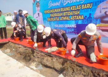 Kapolres Serang Andi Kurniawan melakukan peletakan batu pertama RKB MI Raudhatul Athfal Astana Carenang bersama Forkopimda. Dok. (Istimewa)