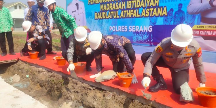 Kapolres Serang Andi Kurniawan melakukan peletakan batu pertama RKB MI Raudhatul Athfal Astana Carenang bersama Forkopimda. Dok. (Istimewa)
