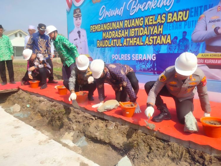 Kapolres Serang Andi Kurniawan melakukan peletakan batu pertama RKB MI Raudhatul Athfal Astana Carenang bersama Forkopimda. Dok. (Istimewa)