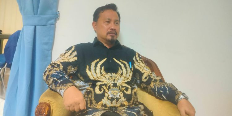 Kabag Kesra Kabupaten Serang Rochdian Aglan saat ditemui diruang kerjanya. Dok. (Nurlan)