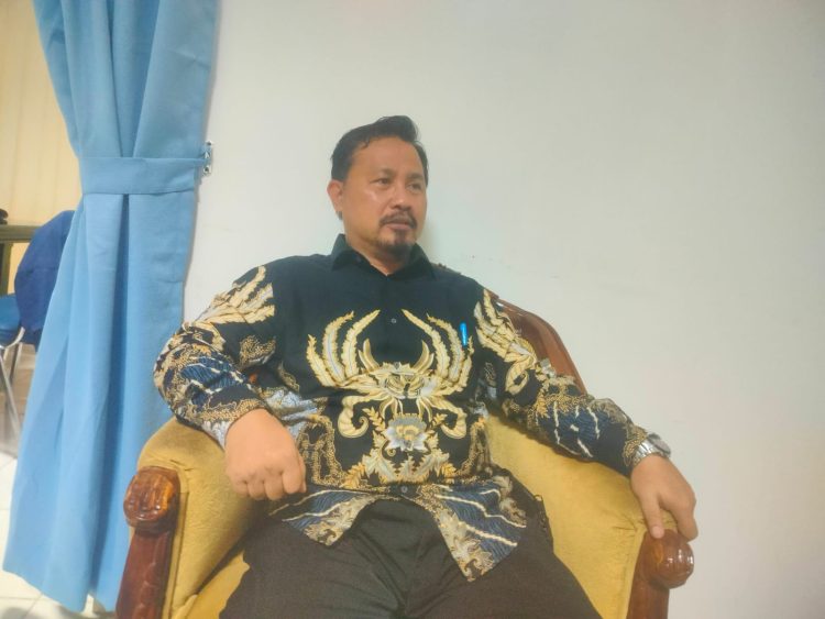 Kabag Kesra Kabupaten Serang Rochdian Aglan saat ditemui diruang kerjanya. Dok. (Nurlan)