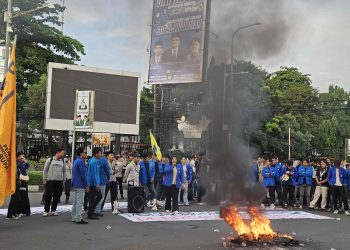 Aksi Mahasiswa menggelar Aksi Demontrasi di Perempatan Ciceri Kota Serang. Dok (Ist)