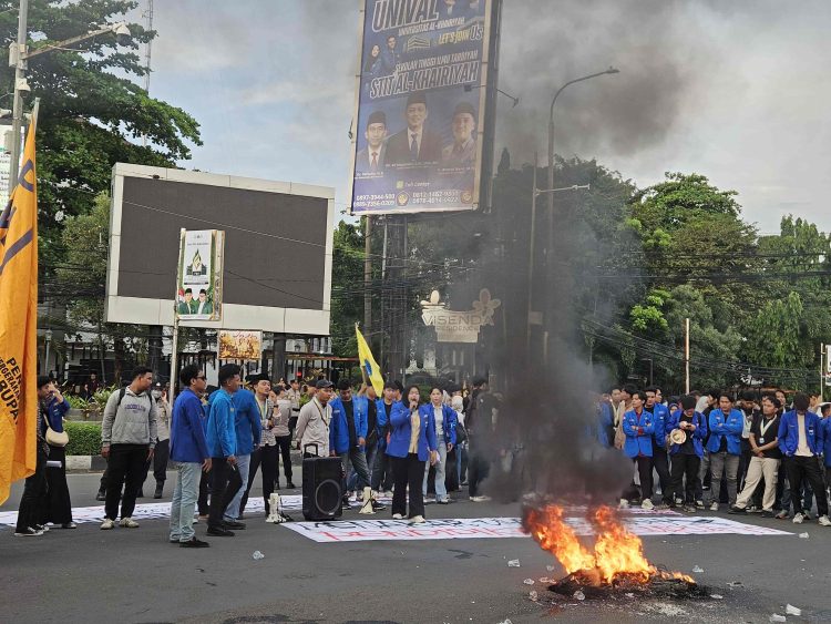 Aksi Mahasiswa menggelar Aksi Demontrasi di Perempatan Ciceri Kota Serang. Dok (Ist)