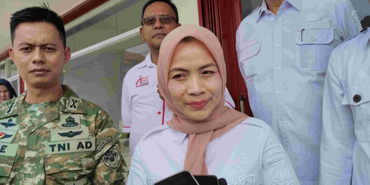 Bupati Serang Ratu Rachmatuzakiyah saat diwawancarai usai mengikuti peresmian operasional KDMP seluruh Indonesia oleh Presiden RI Prabowo Subianto secara Online. Dok. (Nurlan)