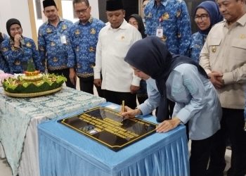 Bupati Serang Ratu Rachmatuzakiyah saat penandatanganan peresmian gedung IBS di RSDP. Dok. (Nurlan)