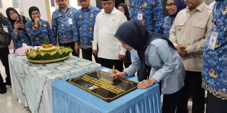 Bupati Serang Ratu Rachmatuzakiyah saat penandatanganan peresmian gedung IBS di RSDP. Dok. (Nurlan)