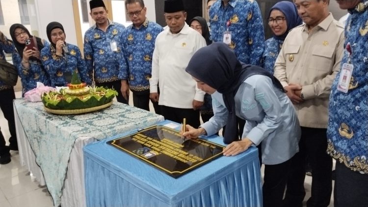 Bupati Serang Ratu Rachmatuzakiyah saat penandatanganan peresmian gedung IBS di RSDP. Dok. (Nurlan)