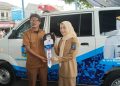 Bupati Serang Ratu Rachmatuzakiyah memberikan bantuan langsung Mobil Ambulans kepada Pemerintah Desa. Dok. (Nurlan)