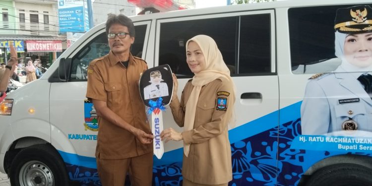 Bupati Serang Ratu Rachmatuzakiyah memberikan bantuan langsung Mobil Ambulans kepada Pemerintah Desa. Dok. (Nurlan)