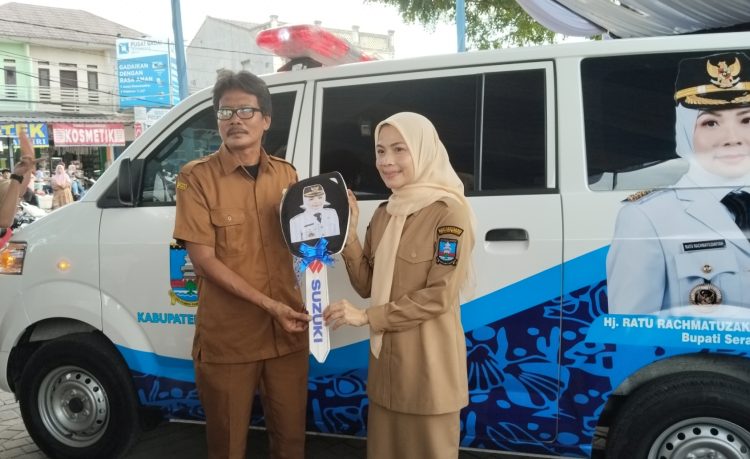 Bupati Serang Ratu Rachmatuzakiyah memberikan bantuan langsung Mobil Ambulans kepada Pemerintah Desa. Dok. (Nurlan)